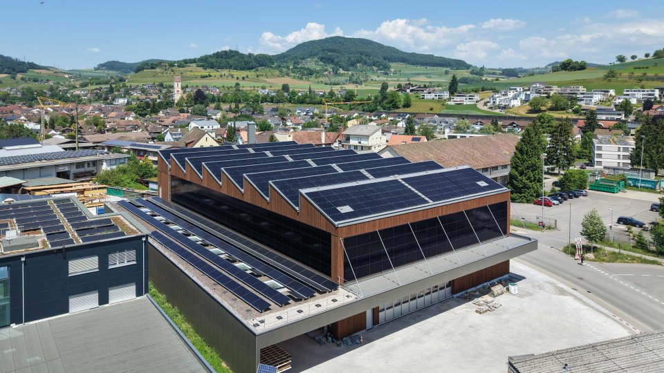 Werkhalle mit hoher Solarstromproduktion