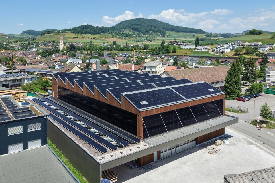 Werkhalle mit hoher Solarstromproduktion