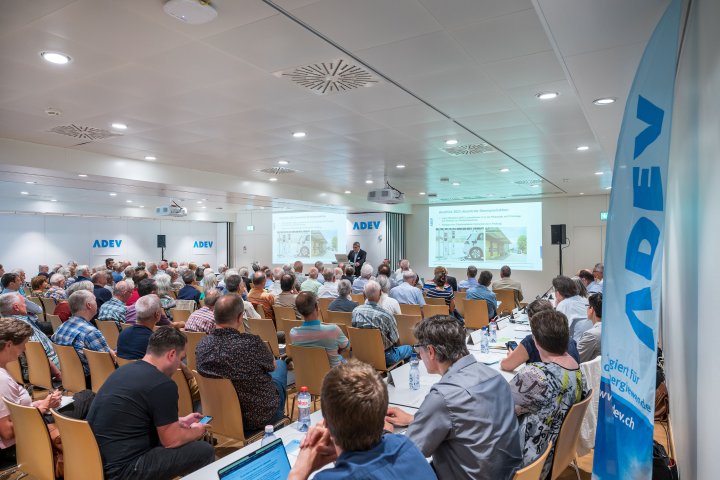 Aktion&auml;rinnen und Aktion&auml;re der ADEV Windkraft AG stimmen ab
