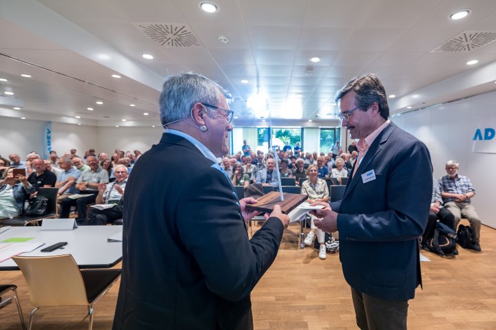 Andreas Appenzeller &uuml;bergibt Eric Nussbaumer ein Abschiedsgeschenk
