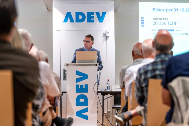 CEO Thomas Tribelhorn erl&auml;utert die Gesch&auml;ftszahlen 2022