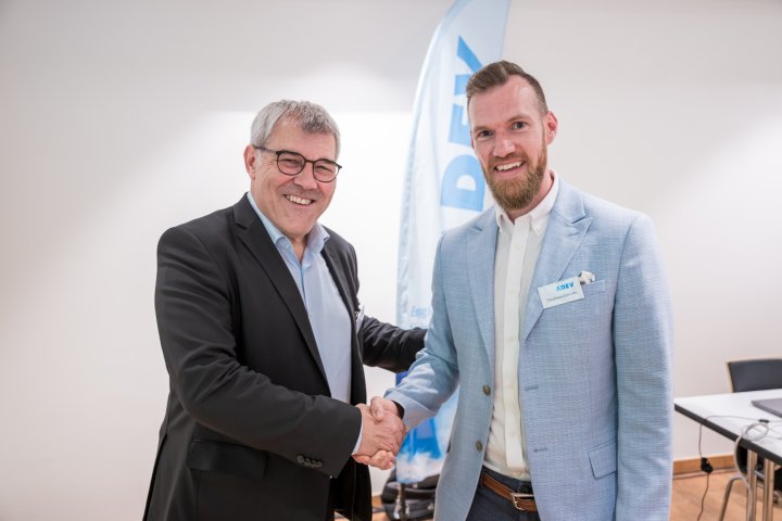 Eric Nussbaumer gratuliert seinem Nachfolger Timotheus Zehnder