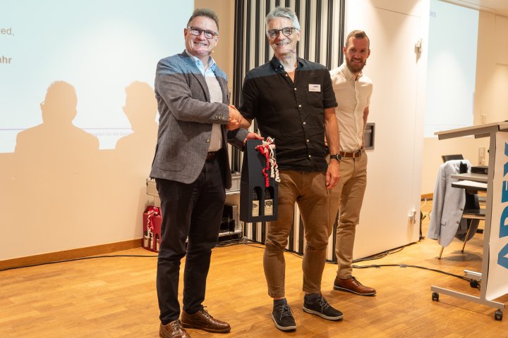 Reto Rigassi (m) wird verabschiedet.