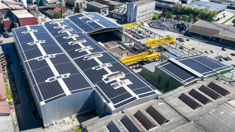 Schweizer Stahl mit Sonnenenergie: ADEV und Stahl Gerlafingen nehmen Solar-Grossanlage in Betrieb