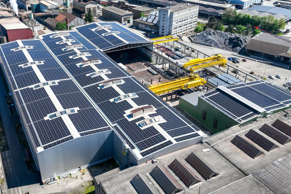 Schweizer Stahl mit Sonnenenergie: ADEV und Stahl Gerlafingen nehmen Solar-Grossanlage in Betrieb