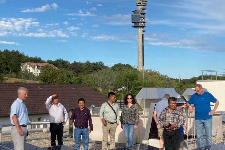 Die peruanische Delegation besichtigt die PV-Anlage auf dem Dach des Wohnparks Chrischona