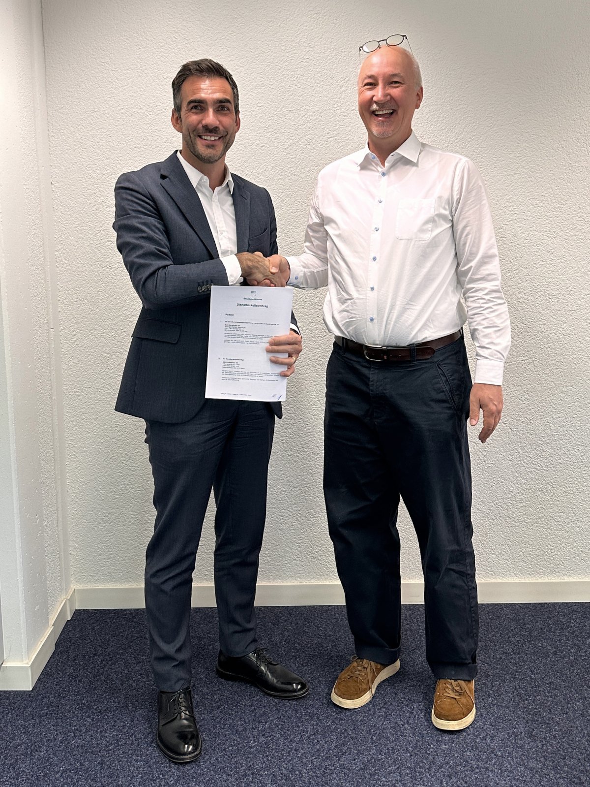 Patrick Puddu, CFO der Stahl Gerlafingen AG und Bernhard Schmocker von der ADEV freuen sich über den gemeinsamen Vertrag.